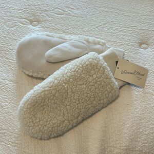 NWT shearling mittens Cream